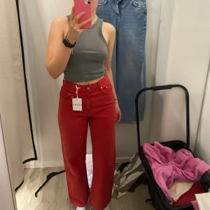 Röda byxor från Istay 🍓 - Lite baggy jeans från Istay, helt oanvända 🍓