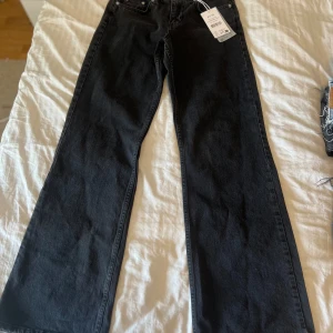 Lågmidjade vida na-kd jeans  - Oanvända med lappen kvar. Vida jeans från na-kd. 