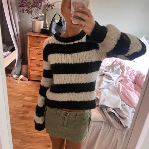 Randig stickad - Jättegosig stickad tröja. Inte sticksig alls och mysiga långa armar. Inte så använd, bra skick. Står ej storlek men passar mig som är xs/s och skulle säga att den även passar M/L 