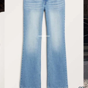 Low waist bootcut jeans - Low waist ljusblå jeans från monki.Passformen är superfin och sann till storlek.Säljer pga att köpte två st.Jag köpte dom i storlek 28 vilket motsvarar 34-36 skulle jag säga.Jeansen är alldrig använda men bara provade.