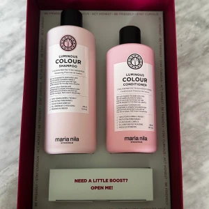 Maria Nila shampoo+balsam+hårinpackning - Har köpt fel set med shampoo, balsam och hårmask/inpackning så testar därför att sälja då jag ej kan lämna tillbaka den! De är alltså helt nya och oöppnade. Nypris är ca 600kr endast för shampoo och balsam ☺️💕 Köparen står för frakten