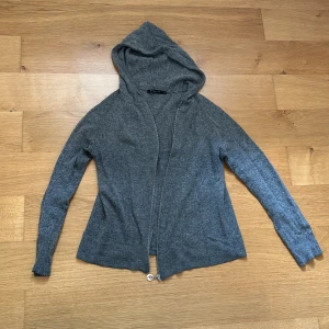 Kashmir tröja - Säljer denna fina kashmir tröja, använt sällan. Är i nyskick. Jag skulle säga att storleken är väldigt liten, och den sitter som en M och kanske tillochmed en stor S. Skriv privat för fler bilder!