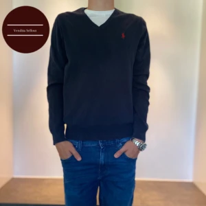 Ralph lauren tröja  - Säljer denna snygga v-ringade tröjan från Ralph lauren i topp skick 9/10| riktigt skönt material | storlek S men passar definitivt xs | hör av er vid minsta fundering!🤩