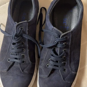 Sneakers  - Mörk blåa sneakers, väl använda men fungerar som de ska. Strl 38 Säljer då jag vill hellre ha svarta