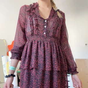 Zara klänning  - Röd och svart mönstrig volang klänning från Zara