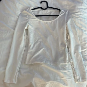 Vit långärmad linne - Storlek xs💕 säljer eftersom u- ringningen är för stor för mig, ( liten A)💕från shein och nypris 90 tror jag💕