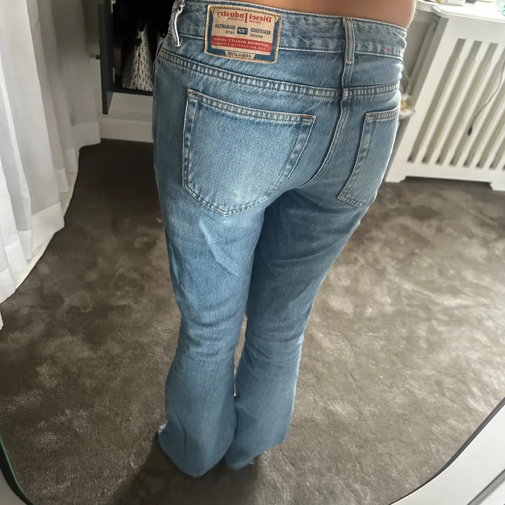 Säljer nu äntligen mina favorit Jeans ifrån diesel som fortfarande är i ett gott skick. Super fina bootcut jeans i den finaste tvätten! Jag är 173 och längden är perfekt för mig! . Jeans & Byxor.