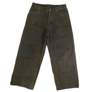 Weekday Astro Baggy Jeans - Baggy denim från weekday. Fint skick bortsett från lite heelbite och ett lagat hål på baksidan av ena benet