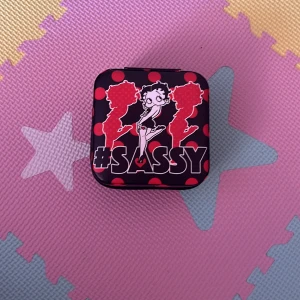 betty bop smyckes låda - super fin och helt oanvänd smyckes låda. den är 10x10x5 cm stor. ings fläckar eller märken. klicka på köp om du vill köpa! svarar gärna på frågor om lådan!
