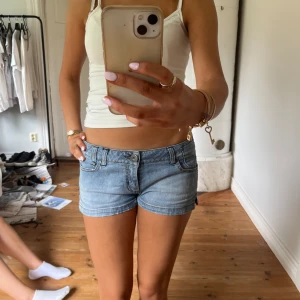 Lågmidjade vintage shorts  - Lågmidjade vintage shorts  Jag på bilden är 170cm.  Midjemåttet: 40cm (rätt över )  Längd: 23cm Inga defekter 💕 använd dig utav köp nu🫶