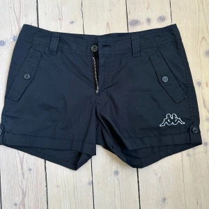 Minishorts/ shorts - Shorts med märket Kappa. De är i Mycket bra skick!<3