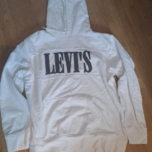 Levi's Hoddie - Fet hoddie i använd skick. Några små fläckar vid armarna men annars är den i hyfsad skick.