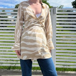 Zebraklänning - Omlottklänning i satin🙌🏻