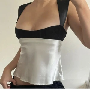 Svartvit topp - Jättesöt topp som tyvärr inte kommer till användning. Storlek M med skulle säga att det egentligen är en S