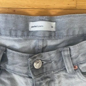 Gina tricot jeans - Lågmidjade gråa jeans. Straight leg. De är i bra skick har använt ett par gånger men de passar ej längre💕 strl 36 passar S/M