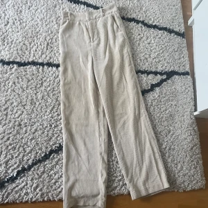 Manchesterbyxor  - Nya från Gina Hög midja 