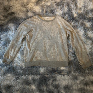 J.Lindeberg sweatshirt  - En snygg och stilig sweatshirt från J.Lindeberg. Den är i toppskick, 10/10 och har inga skador eller liknande. Stl: 170-180. Skriv gärna vid frågor🤗 Fraktas inom 48h vid ”köp nu”📦