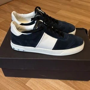 Valentino fly crews  - Tjena! Säljer nu ett par riktigt  feta valentino fly crews, allt og medföljs samt så är dom i nyskick alla nitar kvar och har aldrig använts! Lådan är lite skadad men det är det ända så hör gärna av er vid mer frågor! Mvh timelessfashion 😃