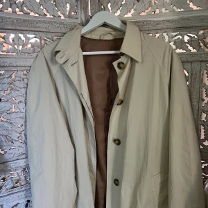 Tiger of Sweden trench coat - Världens finaste trench coat, använd två gånger. Perfekta beiga färgen. Nypris 2500kr
