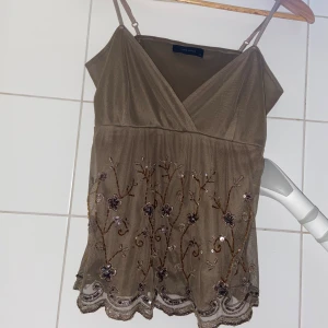 Vintage glittrig topp - Väldigt bra skick, vintage vero moda. Snygga glitterdetaljer. Party linne eller gullig top bara