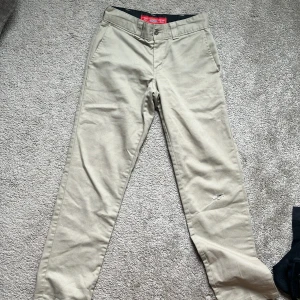 Dickies - Tja! Säljer ett par beiga dickies. Välanvända. Skriv dm om du vill diskutera pris.