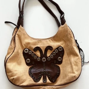 Fjäril väska - Medelstor y2k fjärilväska från skondras Små skavanker men fin i helhet 