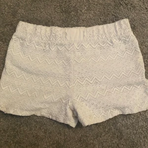 Shorts - Säljer ett par ”stickade” shorts i storlek 146/152. Jättefina och perfekta till sommaren. Säljer eftersom de är för små för mig. Använda en gång då jag provade de. Köparen står för frakt 💗