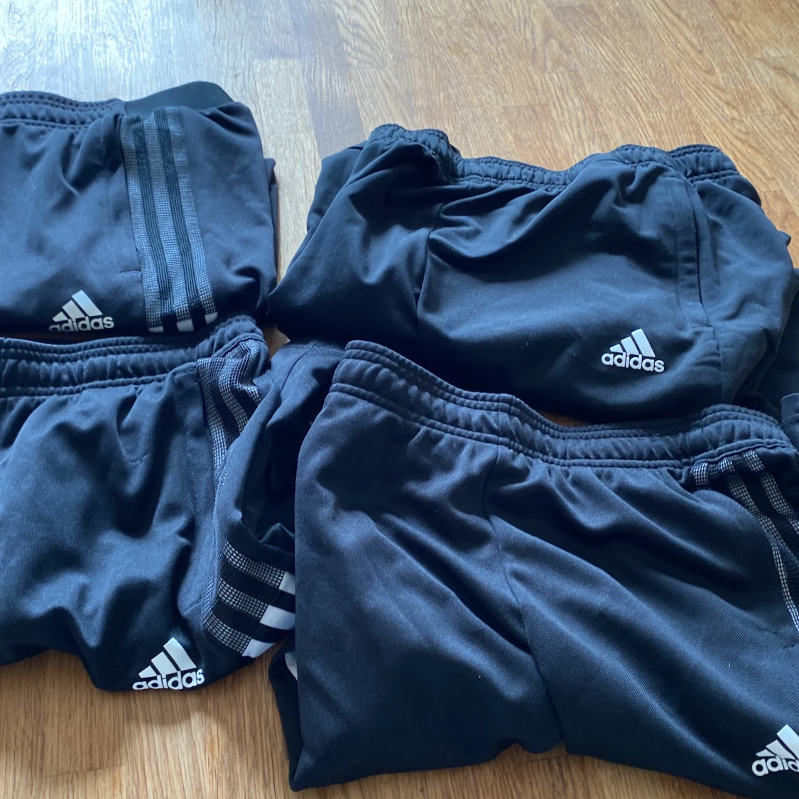 Hej säljer min Adidasbyxor för att jag inte använder de längre pris kan diskuteras 