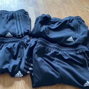 Hej säljer min Adidasbyxor för att jag inte använder de längre pris kan diskuteras  - Adidasbyxor 