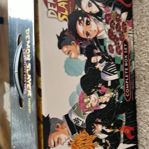 Demon Slayer box’s set - Läst igenom en gång så allt är i bra skick. Köptes för 3000 kr. Plus en extra bok :)