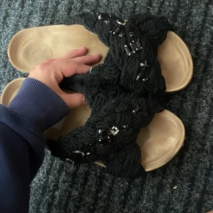 Inukii tofflor  - Säljer mina tofflor ifrån din sko, dom är nästintill nya men två diamanter är borta vilket knappt märks❤️