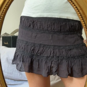 Kort volangkjol🐚 - Jättefin mini volangkjol från Lindex🤍 Säljs för att den inte används längre, kontakta mig för fler bilder, frågor och intresse!