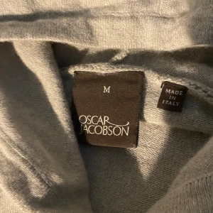 Oscar Jacobson cashmere hoodie - Riktigt fräsch Oscar Jacobsson hoodie!!! Lagom använt med inga defekter. Bara lite nopprig. Nypris: 1500 mitt pris 799. Storlek M! Hör av er för bilder eller frågor!💯🙌