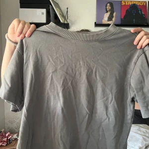 Grå tshirt från Gina Tricot  - Basic grå tshirt från Gina Tricot. 