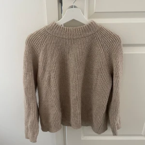 Beige stickad tröja - Beige stickad tröja från only. Väl använd, därav tog jag hänsyn till priset. Strl S💕