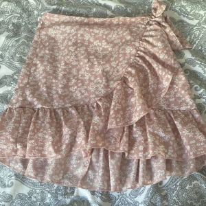 Volang kjol  - Jättegullig volangkjol! Passar perfekt nu på sommaren, denna är bara använd några få gånger💗 kom privat om ni har frågor💘💘