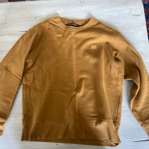 Acne tröja - Säljer nu denna riktigt fräna acne tröja, endast använd vid två tillfällen då den vart lite för liten! Priset är inte spikat. Bara att hojta vid intresse eller tankar!🔥🔥