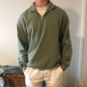 Grön Half zip från H&M  - Säljer min tröja då den inte används. På bilden har jag vikt in den längst ner. Skick 10/10, knappt använt alls. Tveka inte att höra av dig vid frågor eller annat! 