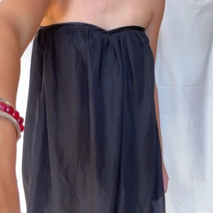 Tyllklänning - Söt tyllklänning med glittriga detaljer, har silikon på insidan vid övre kanten så den sitter uppe 💝 Längd 67 cm ish! Kolla även mina andra annonser!💐