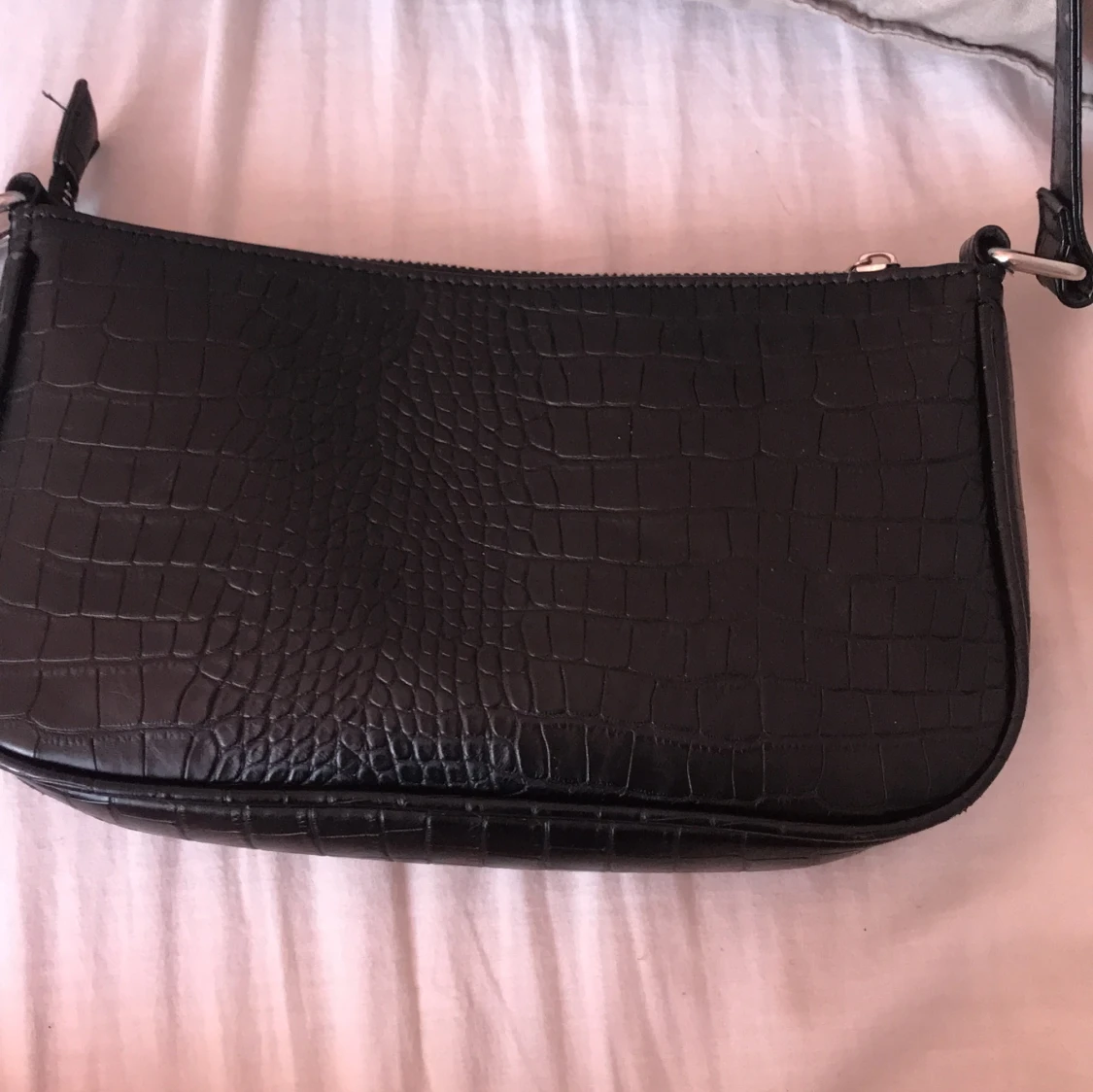 Svart axelremsväska