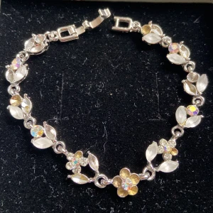 Armband  - Säljer dehär jätte fina armbandet då jag bytt till guld smycken, pris kan diskuteras! 