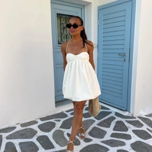 Puffklänning  - Säljer denna fina vita klänning från Zara. Använd 1 gång, fint skick men lite missfärgade band, syns inte på. 