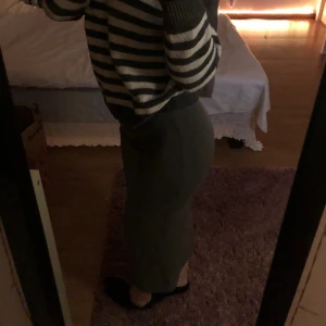 Mörkgrå kjol  - Mörkgrå kjol från bikbok i storlek S, jag skulle dock säga att den sitter mer som Xs/xxs. Flitigt använd, dock inga defekter eller slitage 💗