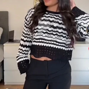 Stickad topp🖤🤍 - Säljer en jätte fin stickad topp från Zara, som inte säljs längre. Bra skick och sparsamt använd 