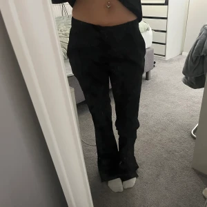 bikbok kostymbyxor - Lågmidjade bootcut kostymbyxor med slit🫶🏼 dom är från Bikbok och i väldigt bra skick!❤️ jag är 160😇