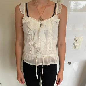 Topp med volang - Super gullig topp med volanger🫶🏻🌸💞hör av er om bilder eller frågor privat💕Pris kan diskuteras