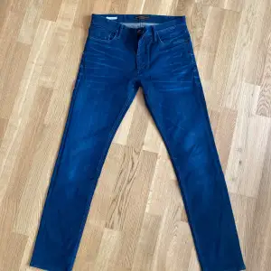 Tja, Säljer min pappas Jack and Jones jeans. Dom är i väldigt bra skick. Dom har en slim fit passform. Storleken är 32x34. Nypris 1000kr 