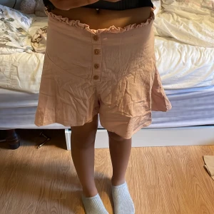 Rosa shorts - Använt ksk 5 gånger❤️  Inga hål/fläckar❤️ Finns en Dragskedja på sidan av shortsen❤️ Fråga om du undrar något❤️
