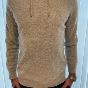 Merinoull Hoodie - Tjenare, säljer nu en riktigt fet merinoull hoodie som är i riktigt bra skick👍🏽| Köpt för 1699kr och säljer den för 799kr✅ | Priset är ej hugget i sten 🪨 💸