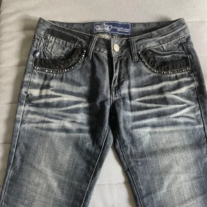 Unika Victoria Beckham jeans - Jätte snygga och unika Victoria beackham jeans💕 står ingen storlek men skulle uppskatta de till xs/s. Passar tyvärr inte mig därav ingen bild med de på💕